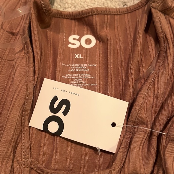 Ribbed brown v neck tshirt - Picture 2 of 3